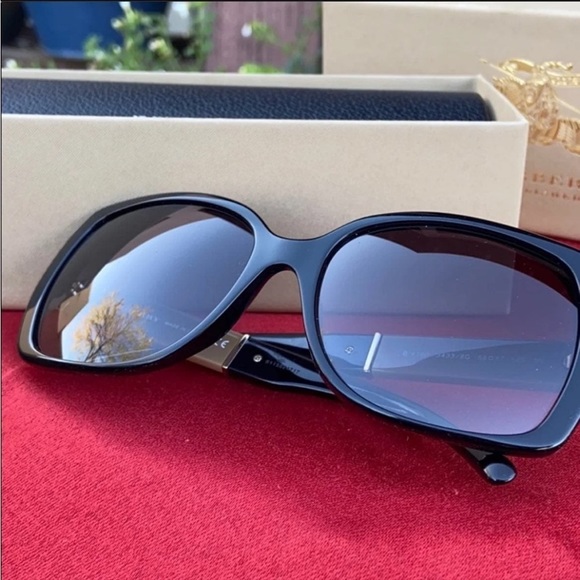 🕶️ New Burberry Iconic Tartan Plaid Sunglasses 🕶️ - Picture 14 of 16